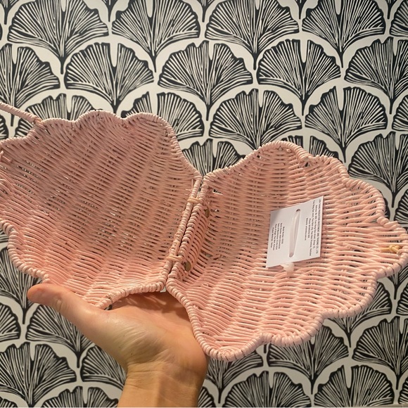 Pink clamshell wicker purse 🐚 - Picture 2 of 8